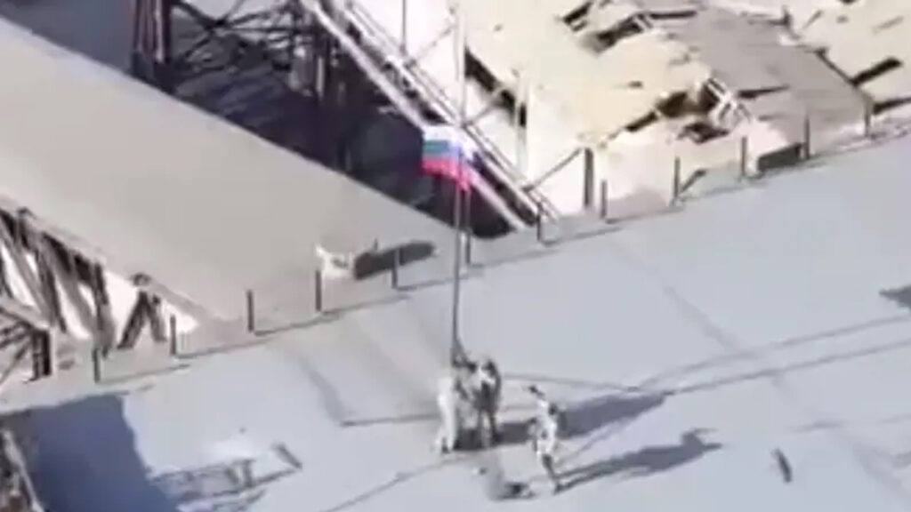 Установка Российского флага в Авдеевке над здание коксохимического завода